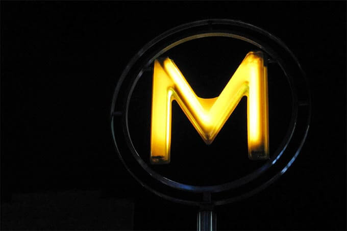 Metro Schild an einer Station
