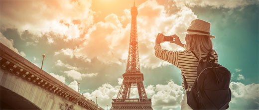 Touristin vor Eiffelturm