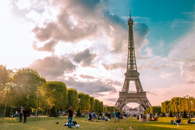 Eiffelturm vom Park Champ de Mars aus gesehen