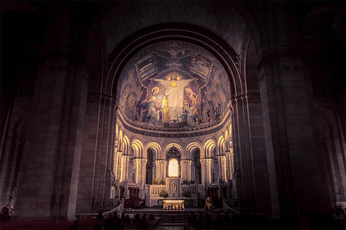 Im Inneren der Basilika Sacre Coeur mit Mosaik